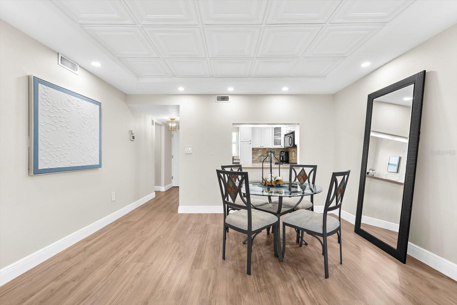 Image 32 of 71 For 9393 Midnight Pass Road 703