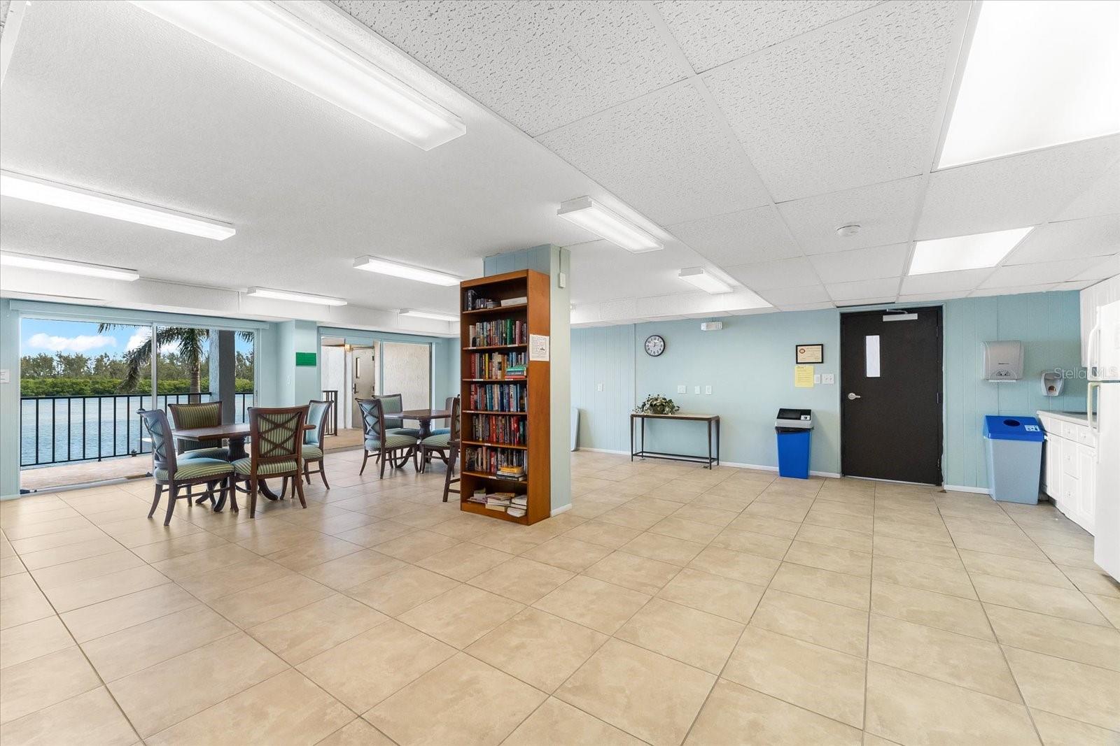 Image 50 of 71 For 9393 Midnight Pass Road 703