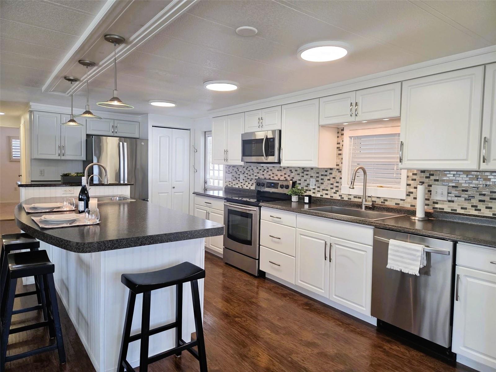 Image 14 of 63 For 415 Oakwood Boulevard