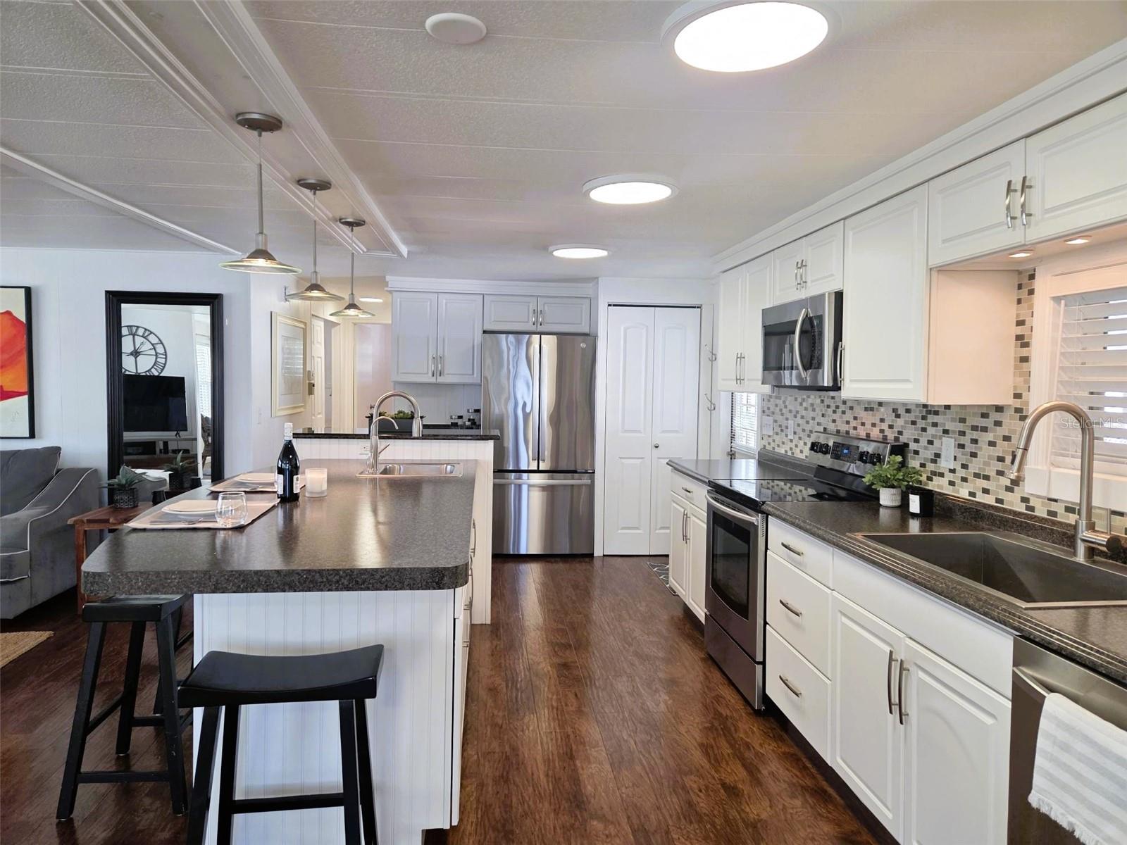 Image 15 of 63 For 415 Oakwood Boulevard