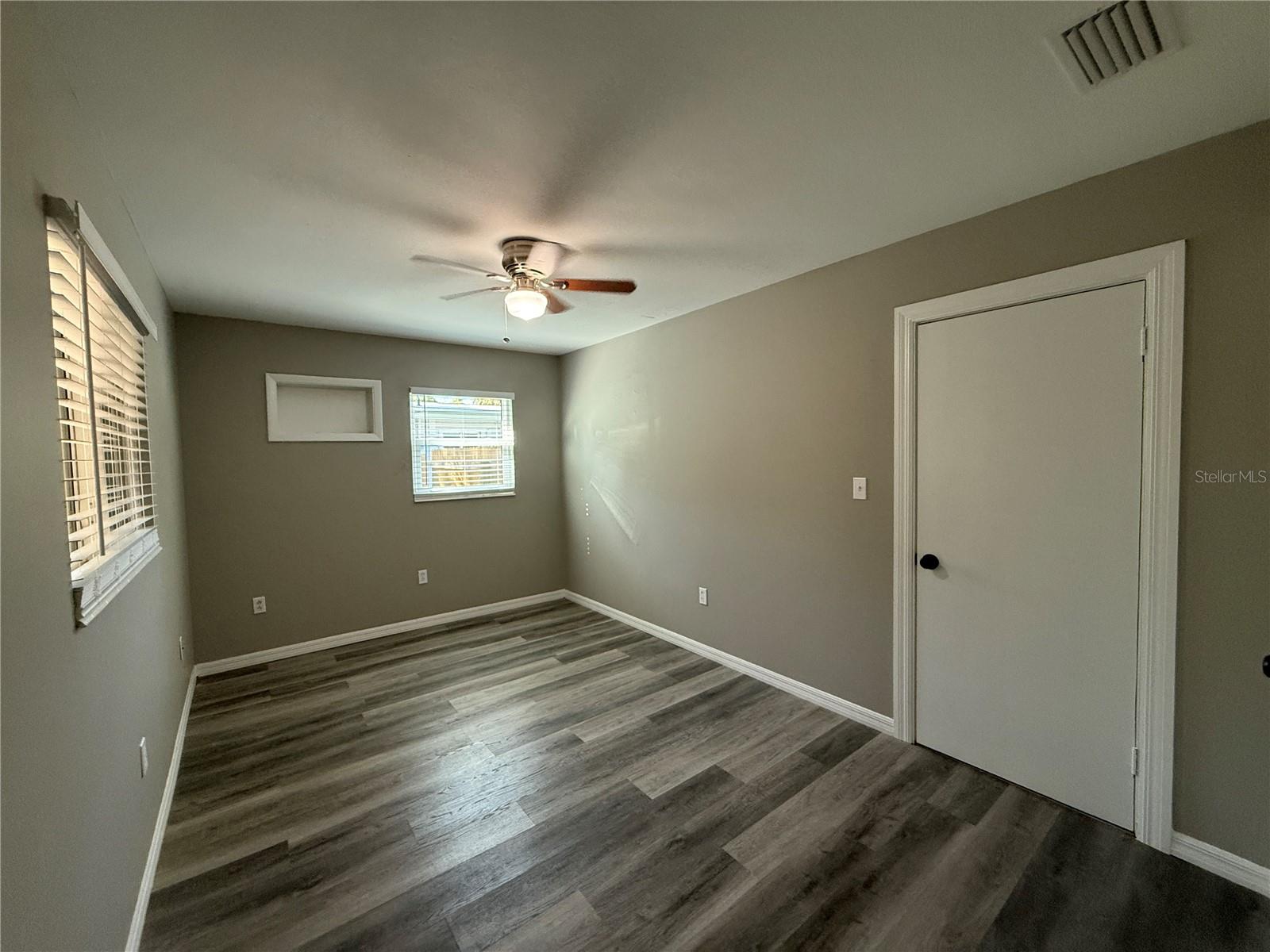 Image 10 of 27 For 2656 Bay Street