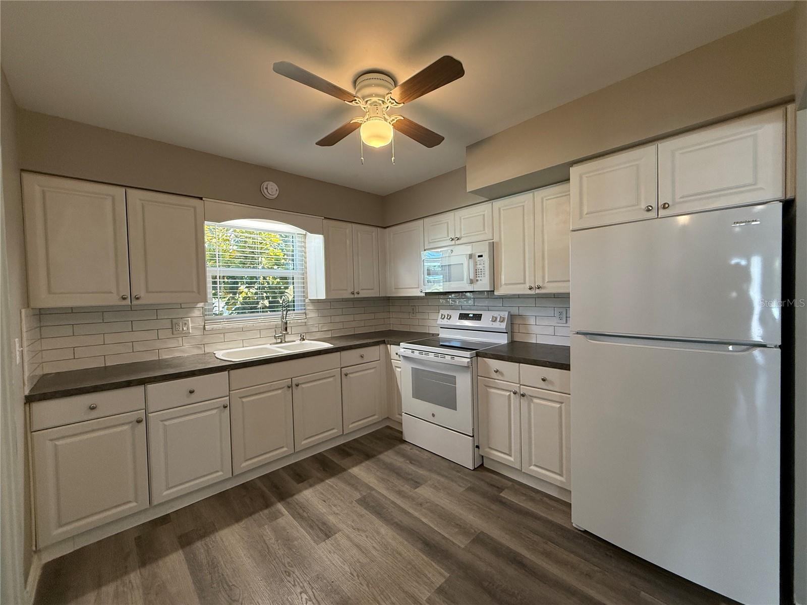 Image 8 of 27 For 2656 Bay Street