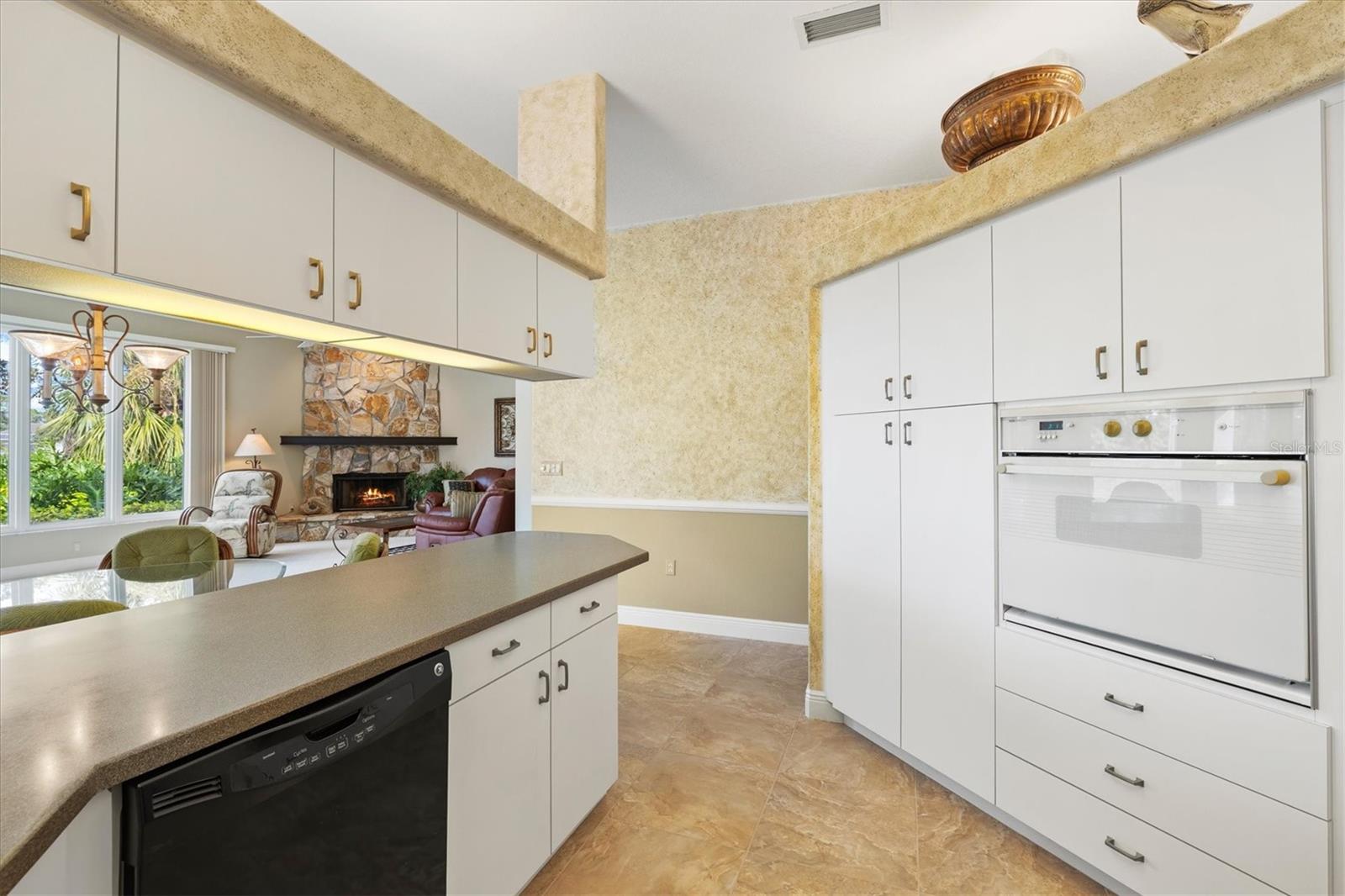 Image 18 of 73 For 1987 White Feather Lane