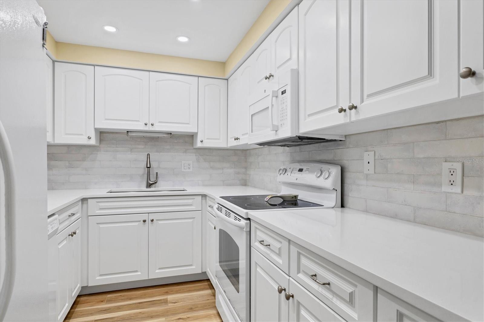 Image 11 of 54 For 5855 Midnight Pass Road 420