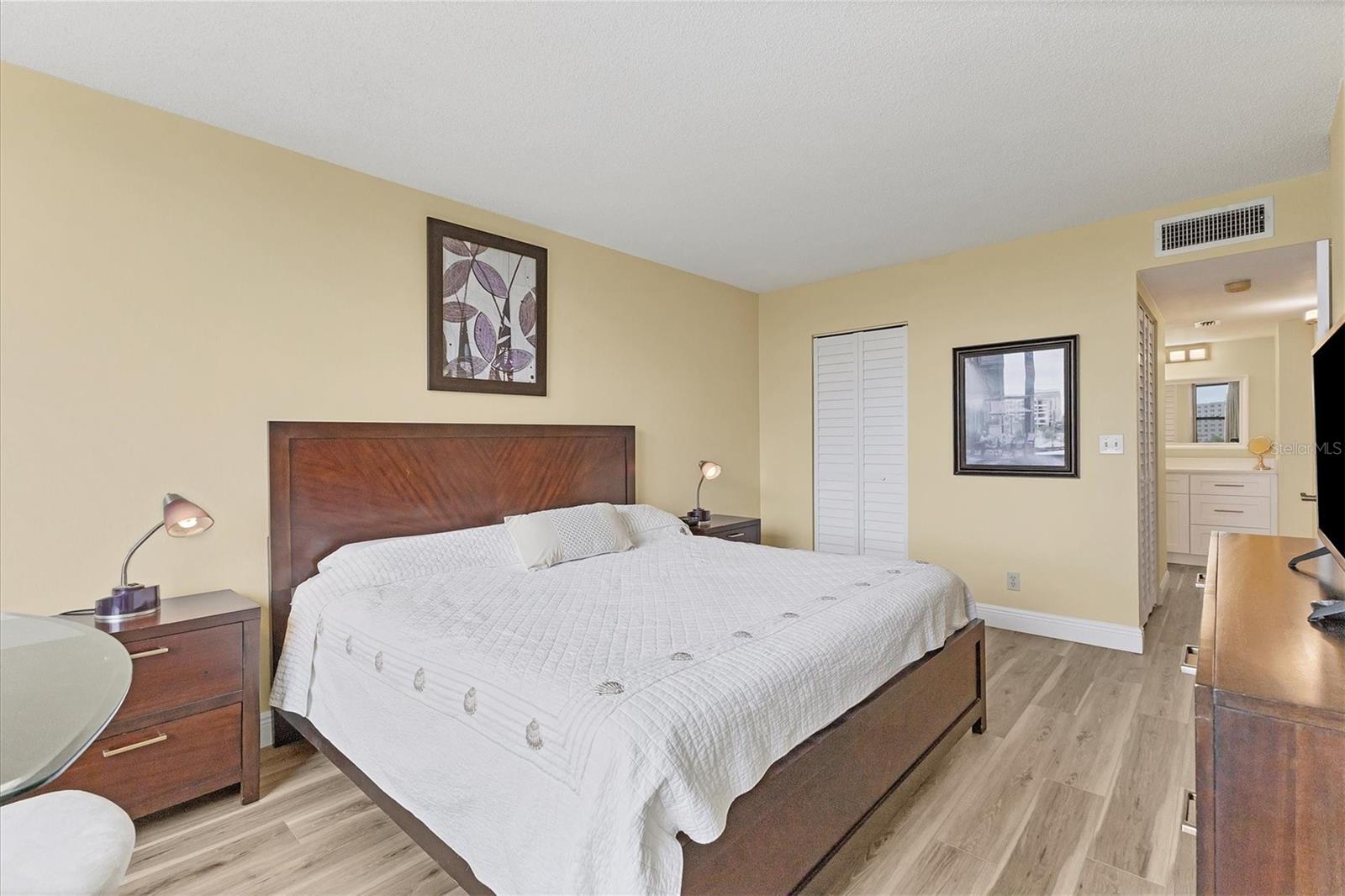 Image 20 of 54 For 5855 Midnight Pass Road 420