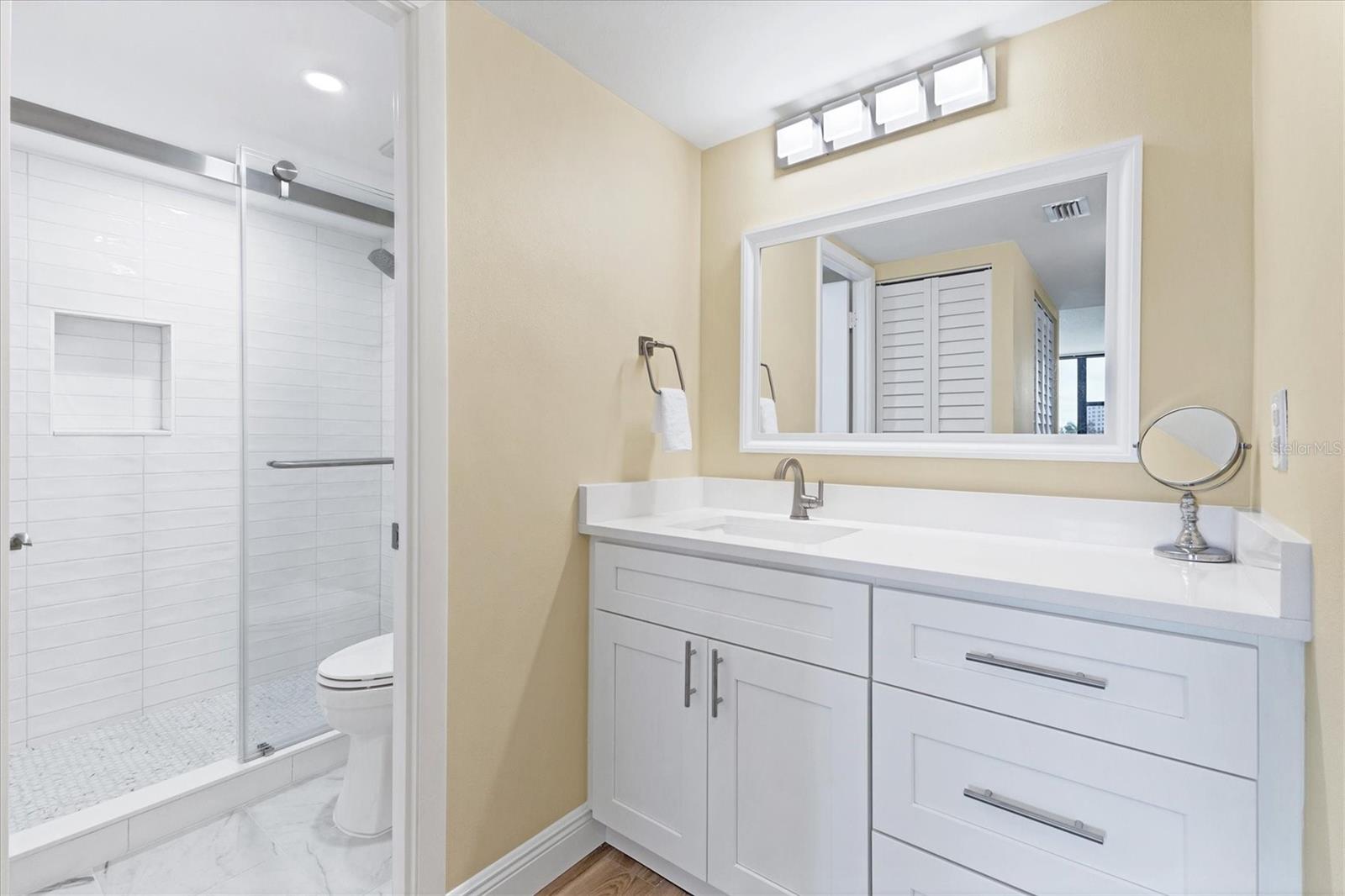 Image 21 of 54 For 5855 Midnight Pass Road 420