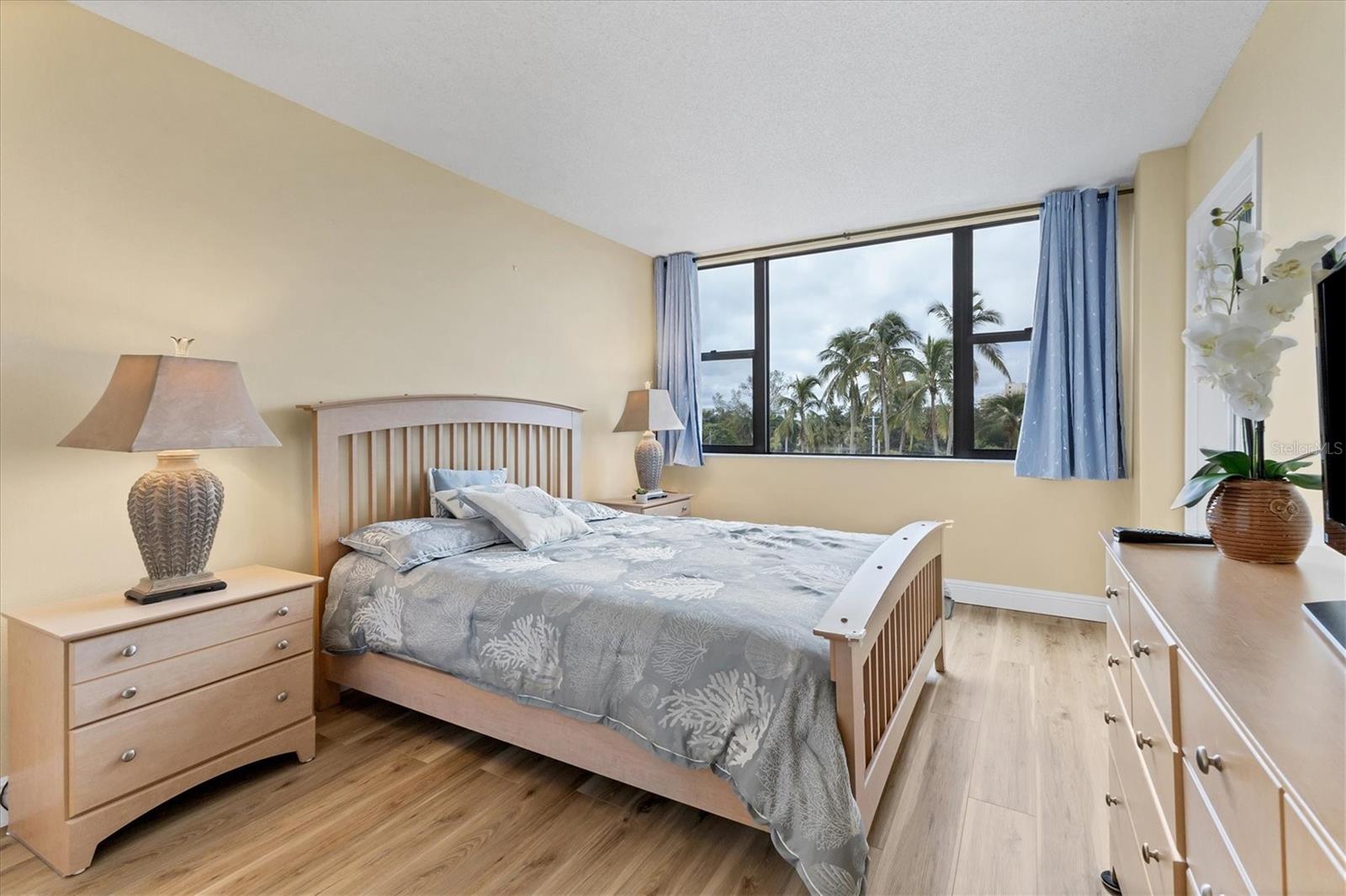 Image 22 of 54 For 5855 Midnight Pass Road 420