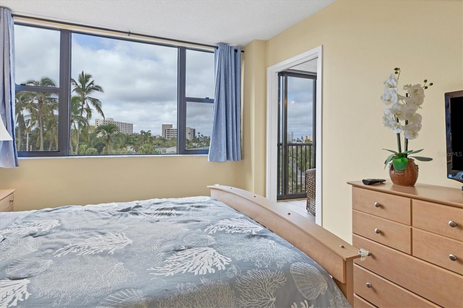 Image 23 of 54 For 5855 Midnight Pass Road 420