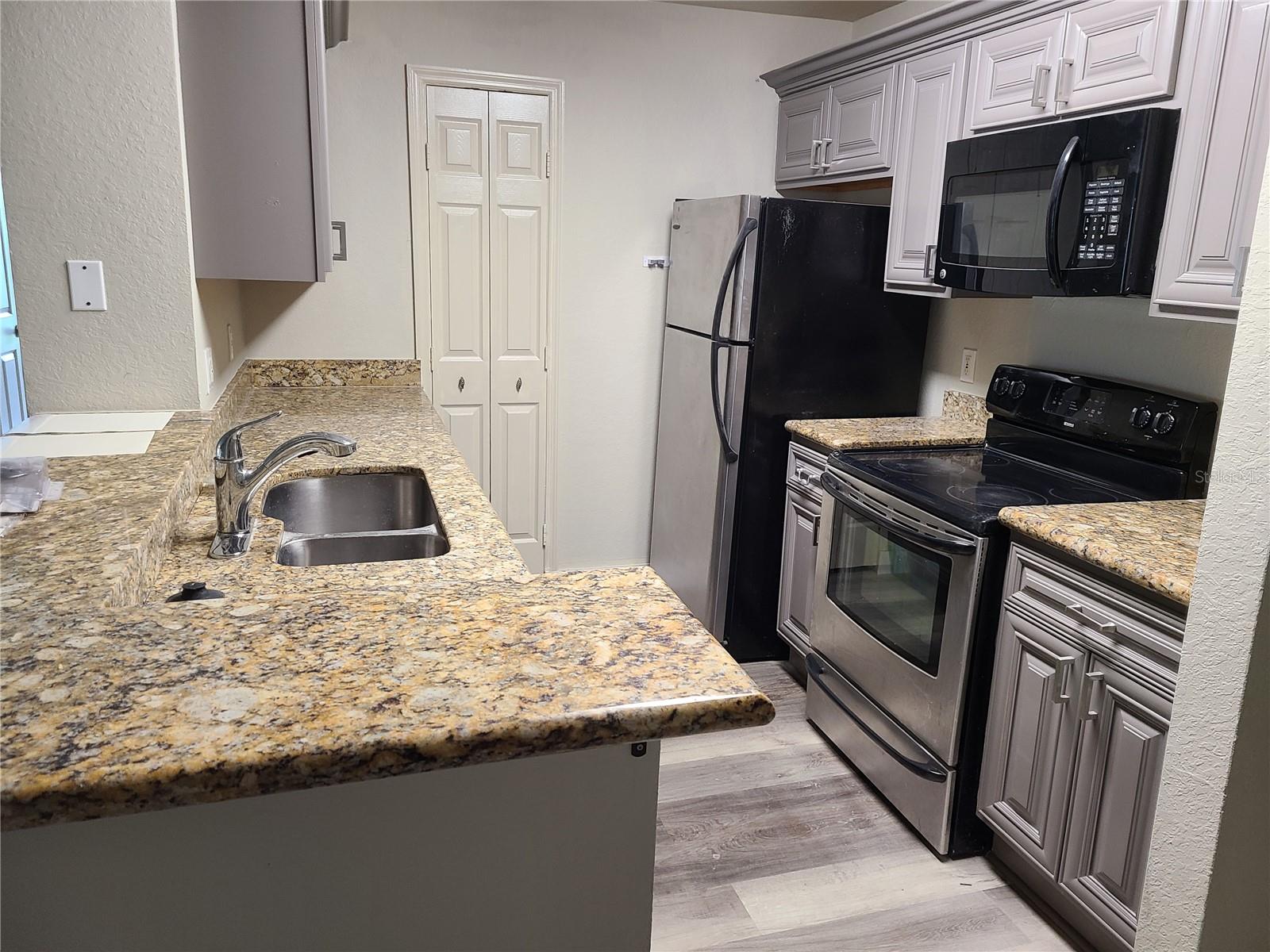 Image 17 of 26 For 8911 Manor Loop 205