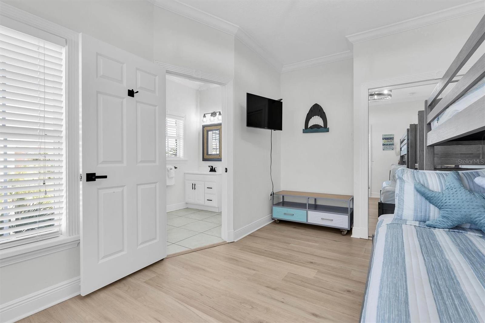 Image 24 of 71 For 4006 5th Avenue