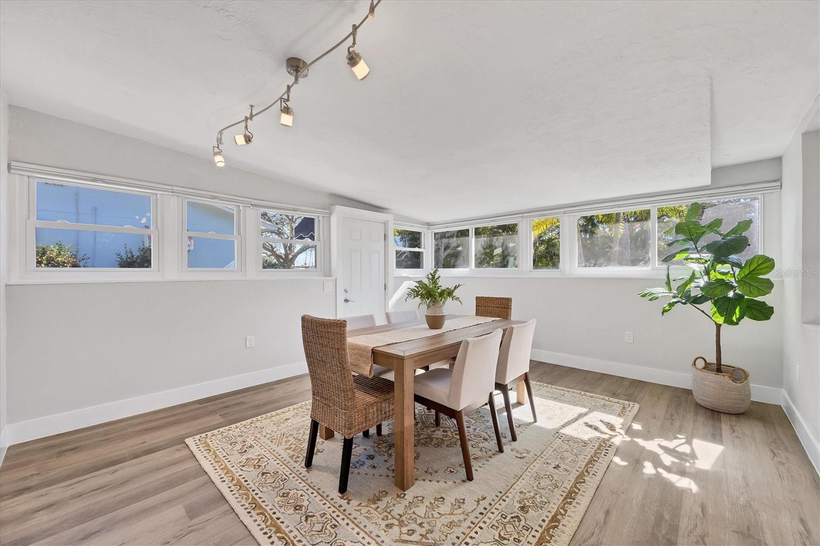 Image 14 of 56 For 4737 Del Rio Way S