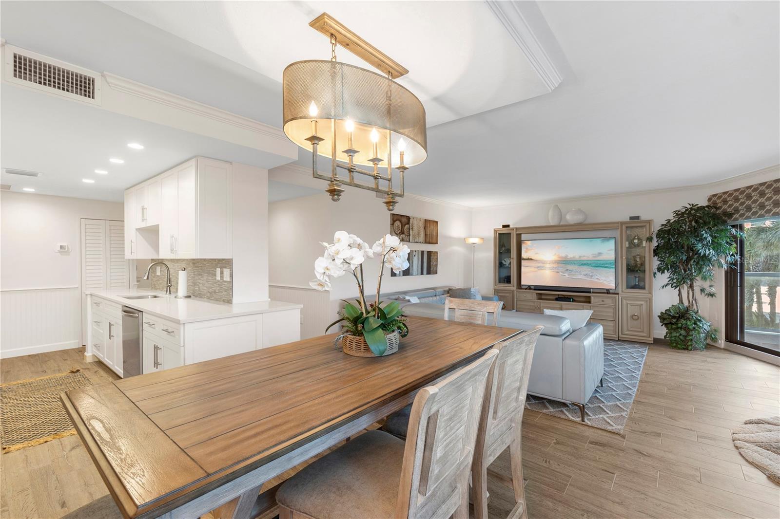 Image 18 of 66 For 1000 Longboat Club Road 204