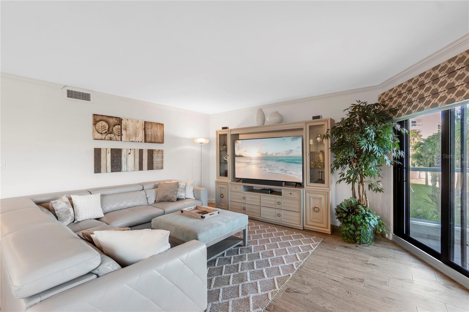 Image 19 of 66 For 1000 Longboat Club Road 204