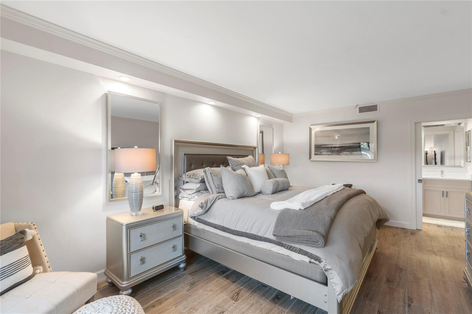 Image 28 of 66 For 1000 Longboat Club Road 204