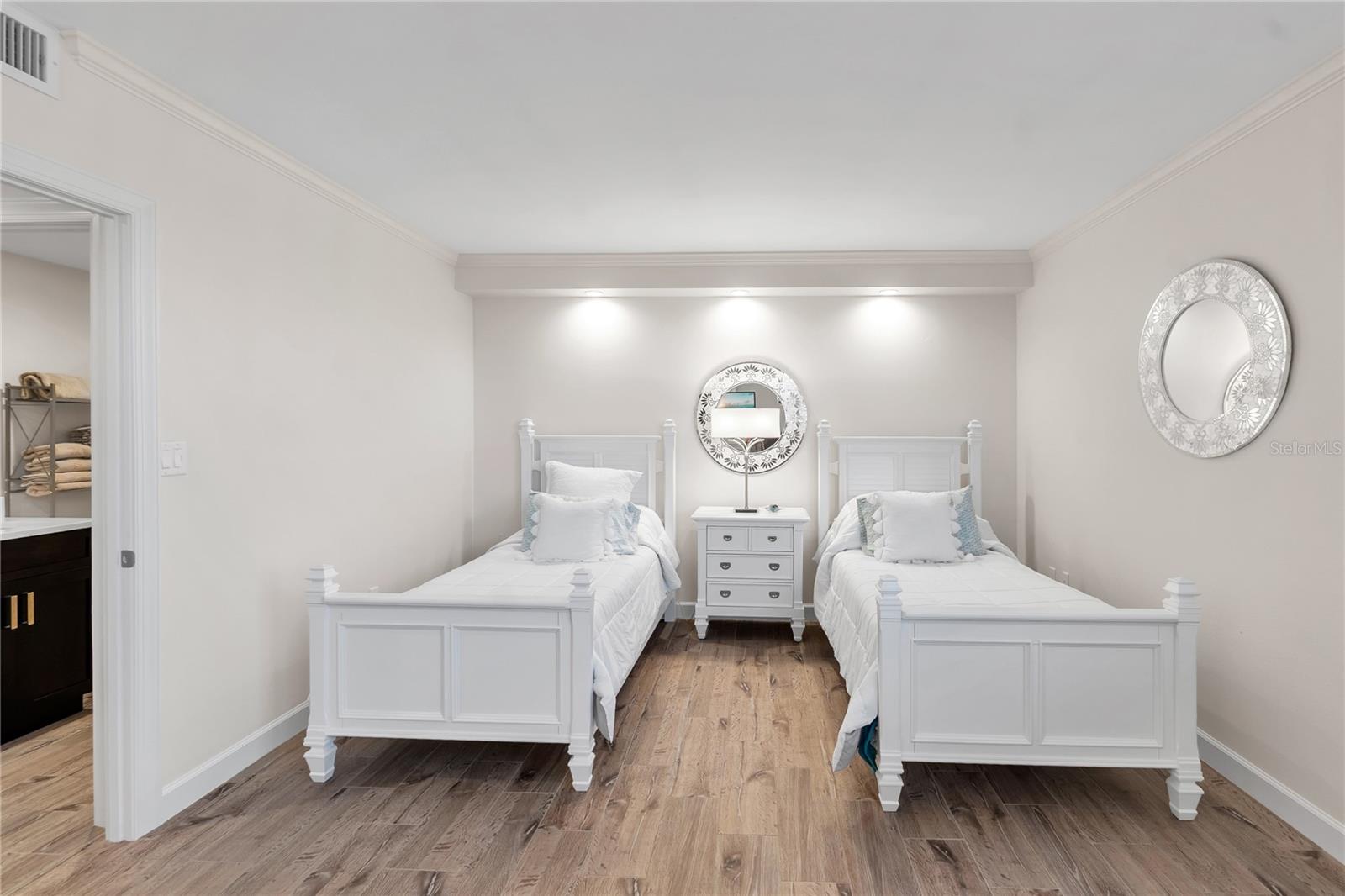 Image 37 of 66 For 1000 Longboat Club Road 204