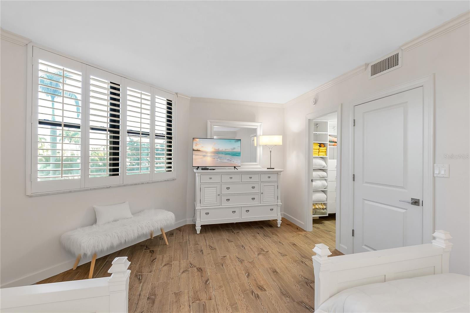 Image 39 of 66 For 1000 Longboat Club Road 204