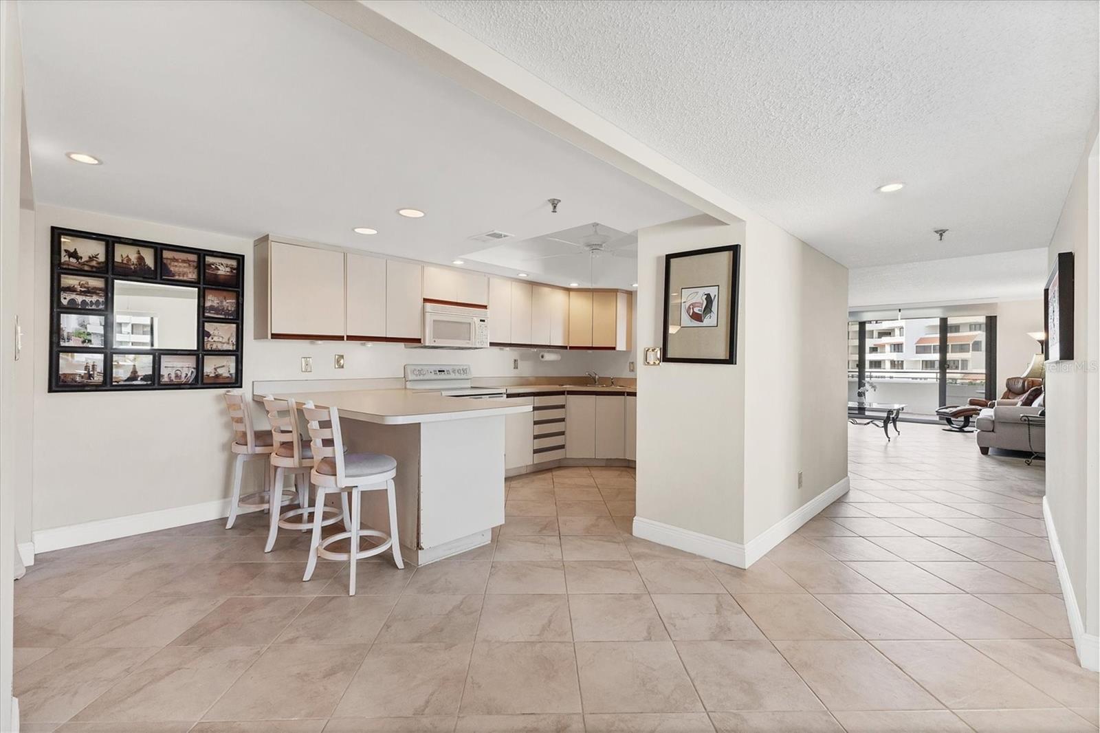 Image 14 of 51 For 1425 Gulf Of Mexico Drive 208