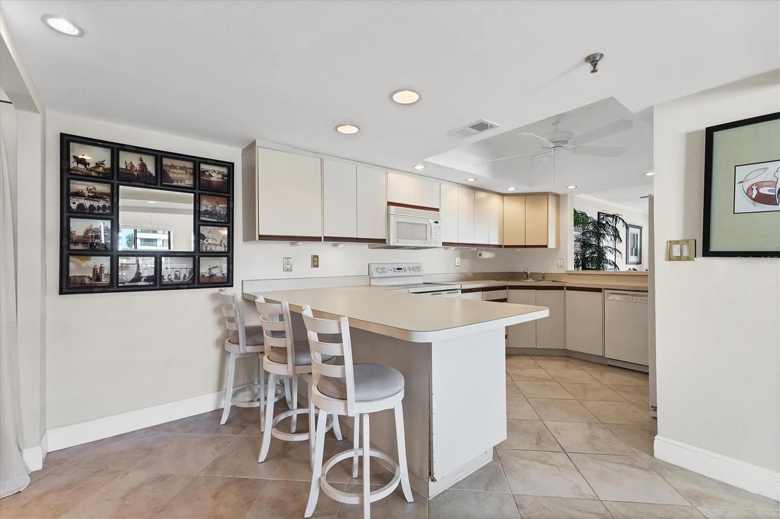 Image 15 of 51 For 1425 Gulf Of Mexico Drive 208