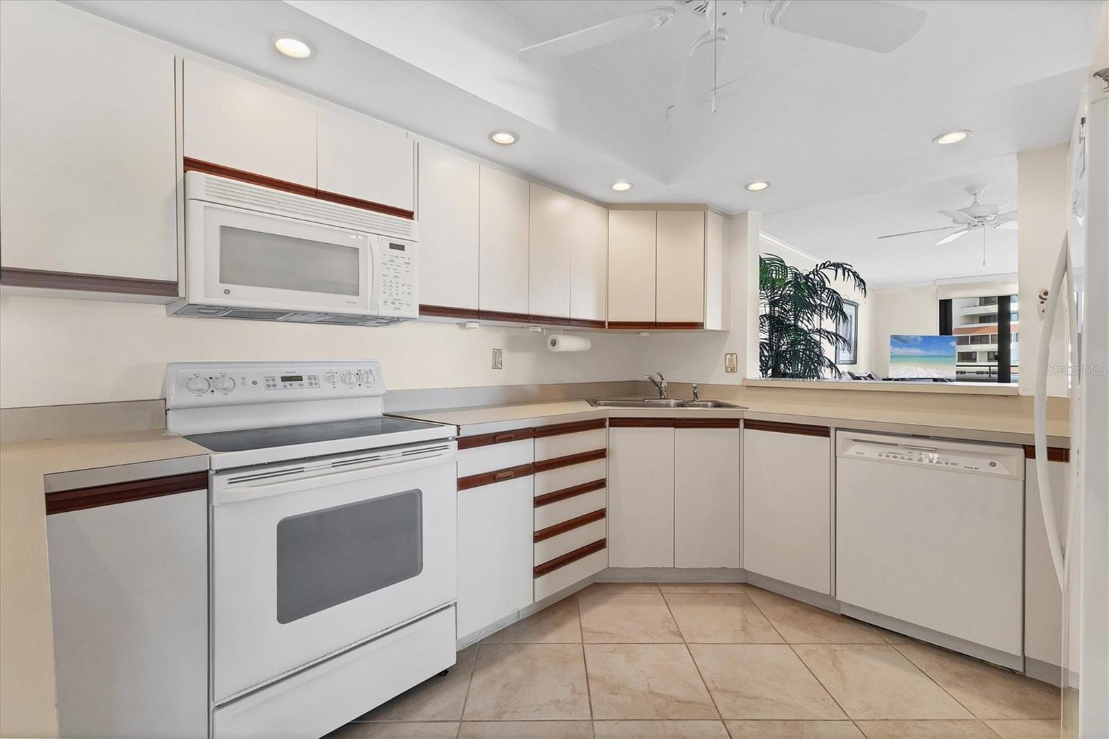 Image 16 of 51 For 1425 Gulf Of Mexico Drive 208