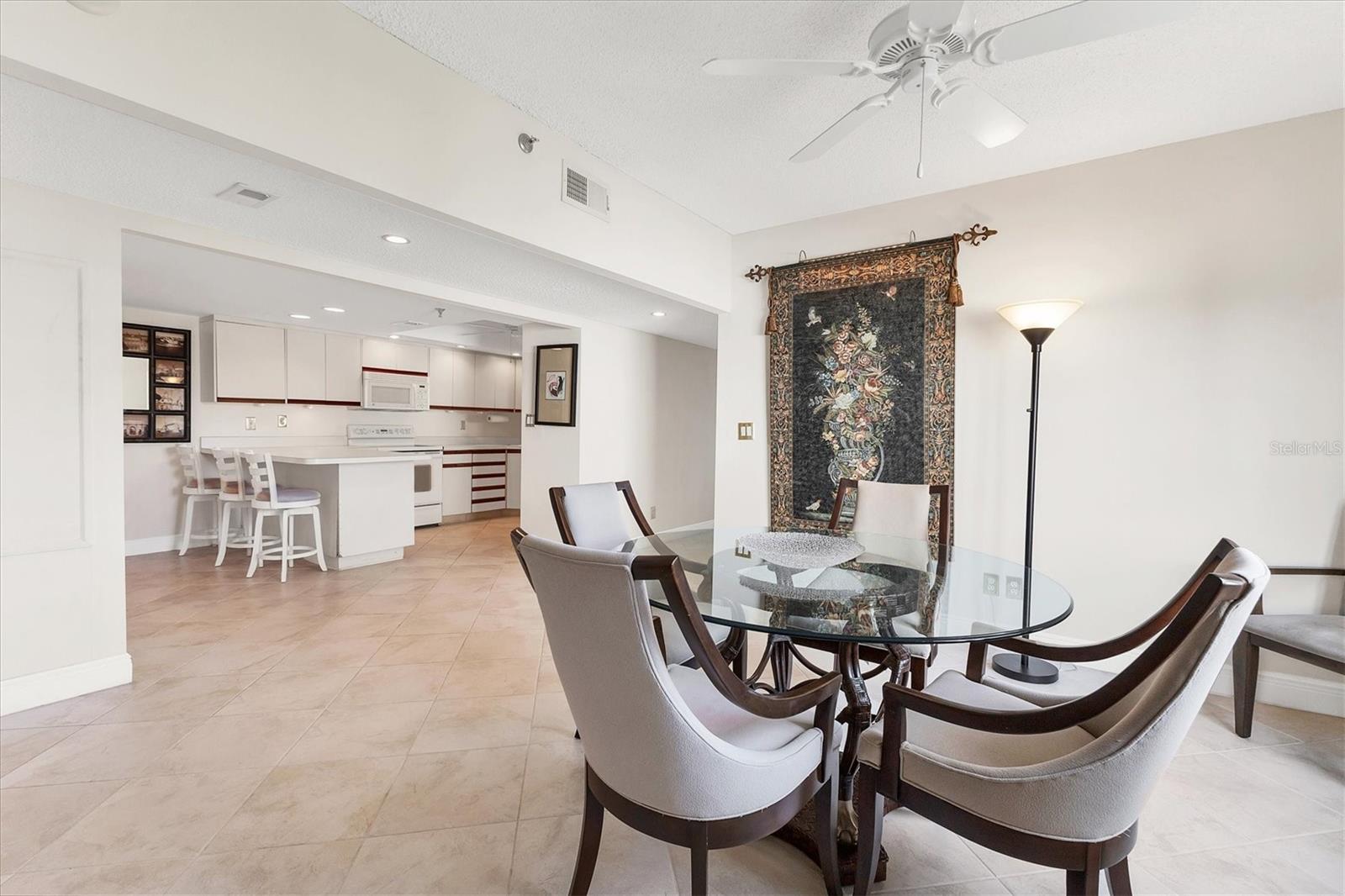 Image 18 of 51 For 1425 Gulf Of Mexico Drive 208