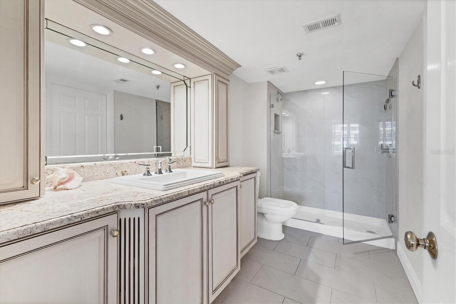 Image 21 of 51 For 1425 Gulf Of Mexico Drive 208