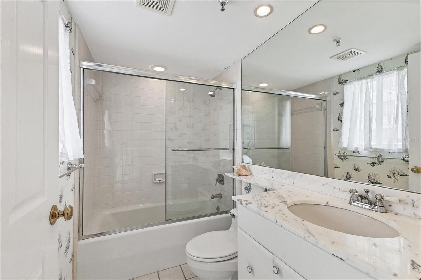 Image 24 of 51 For 1425 Gulf Of Mexico Drive 208