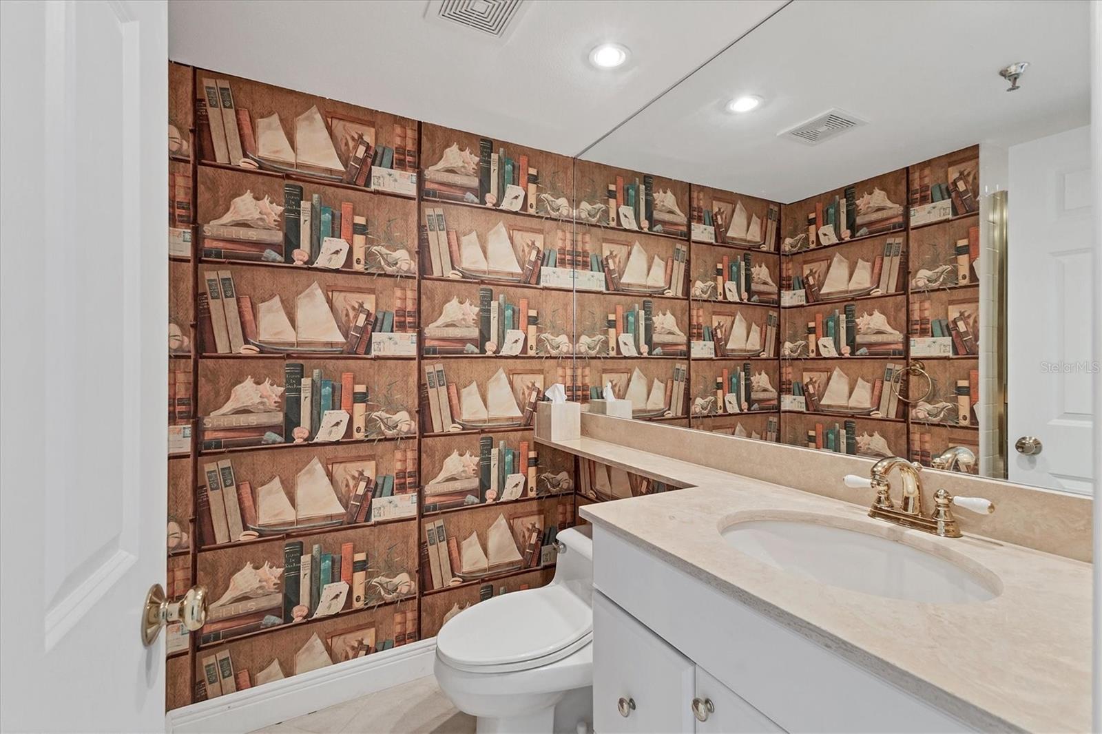 Image 26 of 51 For 1425 Gulf Of Mexico Drive 208