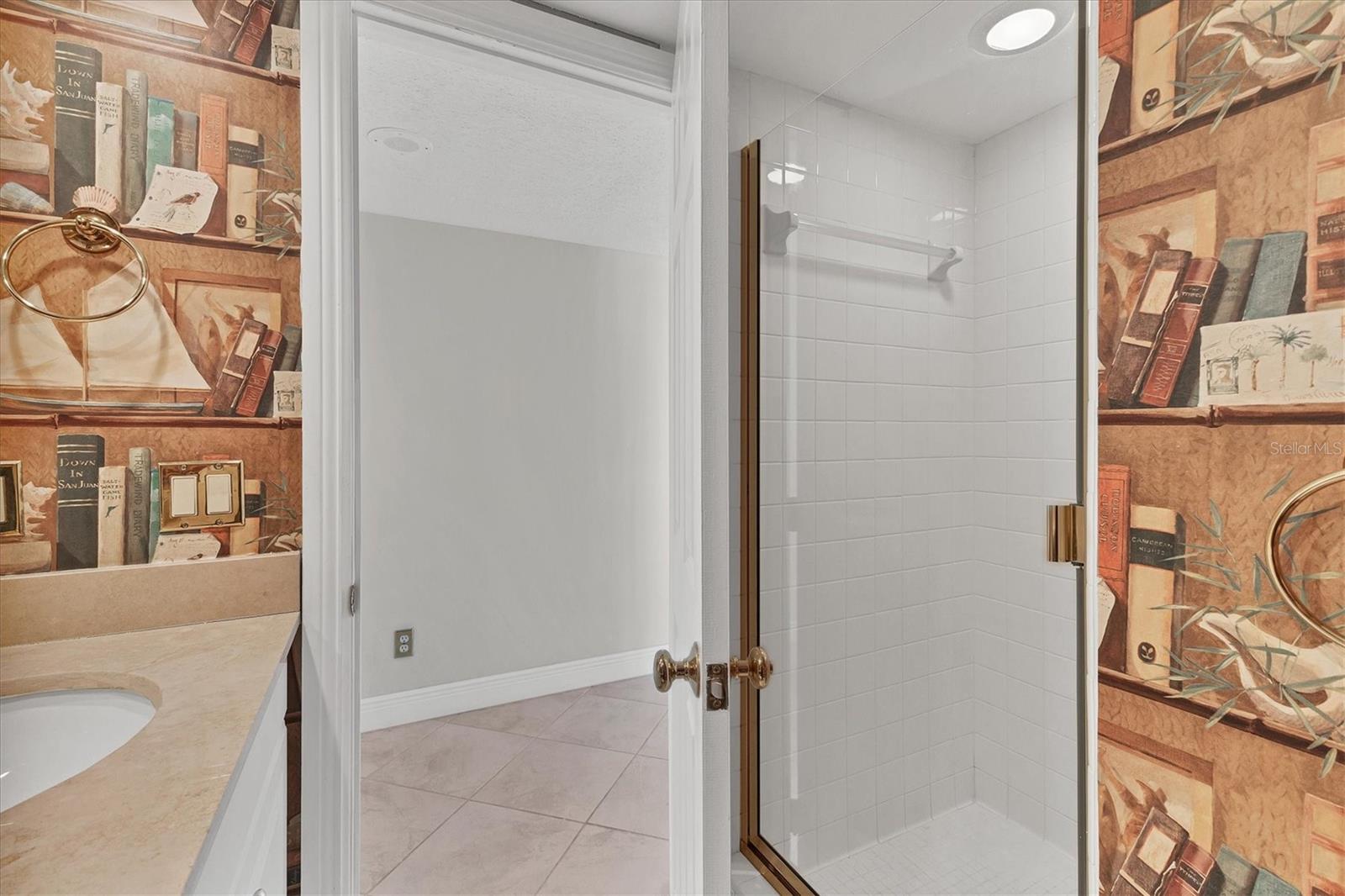 Image 27 of 51 For 1425 Gulf Of Mexico Drive 208