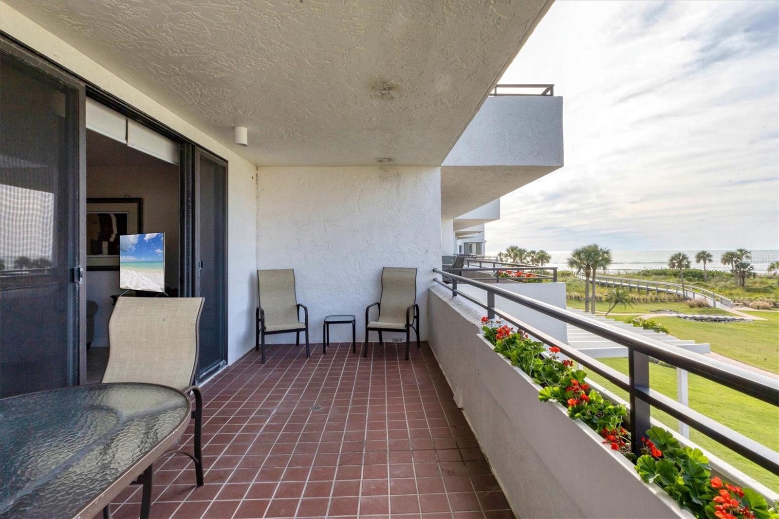 Image 7 of 51 For 1425 Gulf Of Mexico Drive 208