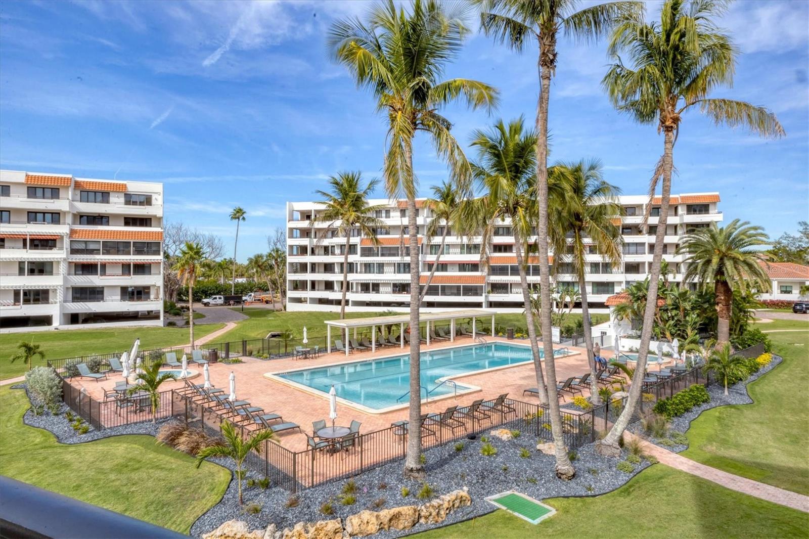 Image 8 of 51 For 1425 Gulf Of Mexico Drive 208