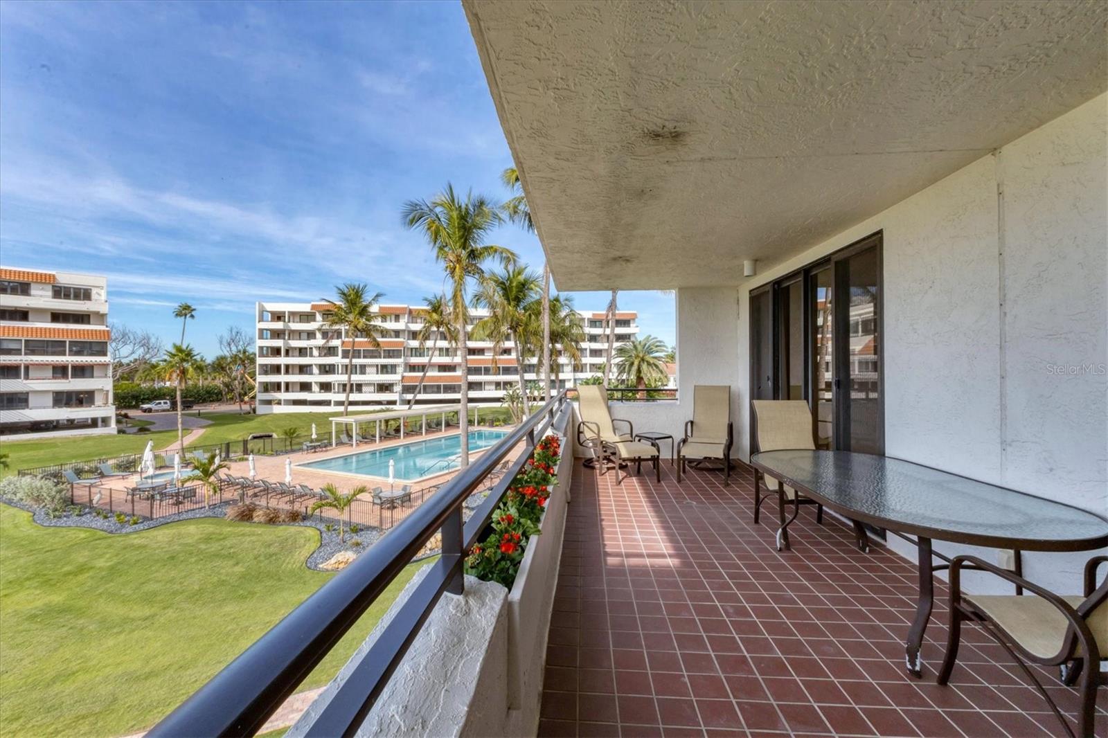 Image 9 of 51 For 1425 Gulf Of Mexico Drive 208