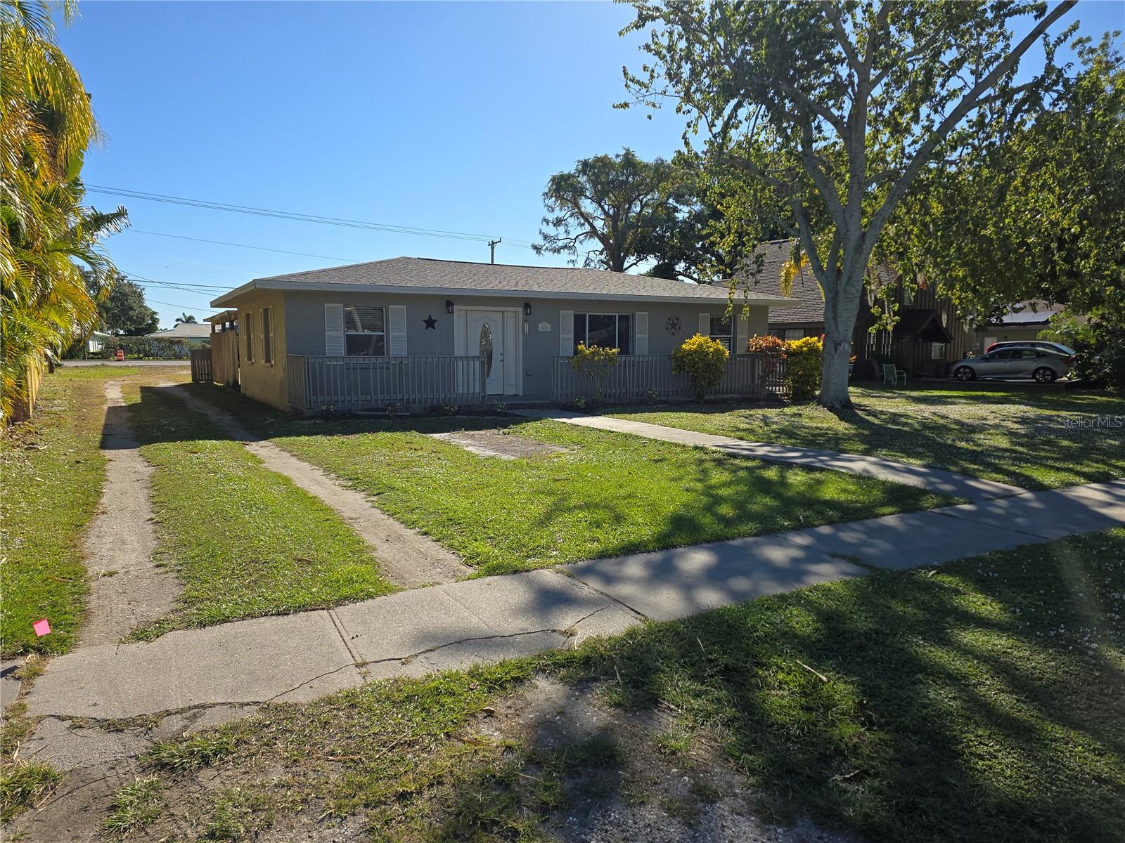 Image 21 of 29 For 613 Casabella Drive