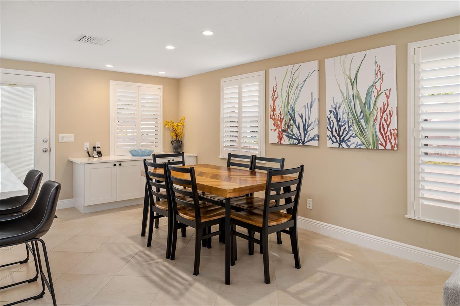 Image 10 of 70 For 6140 Midnight Pass Road A10