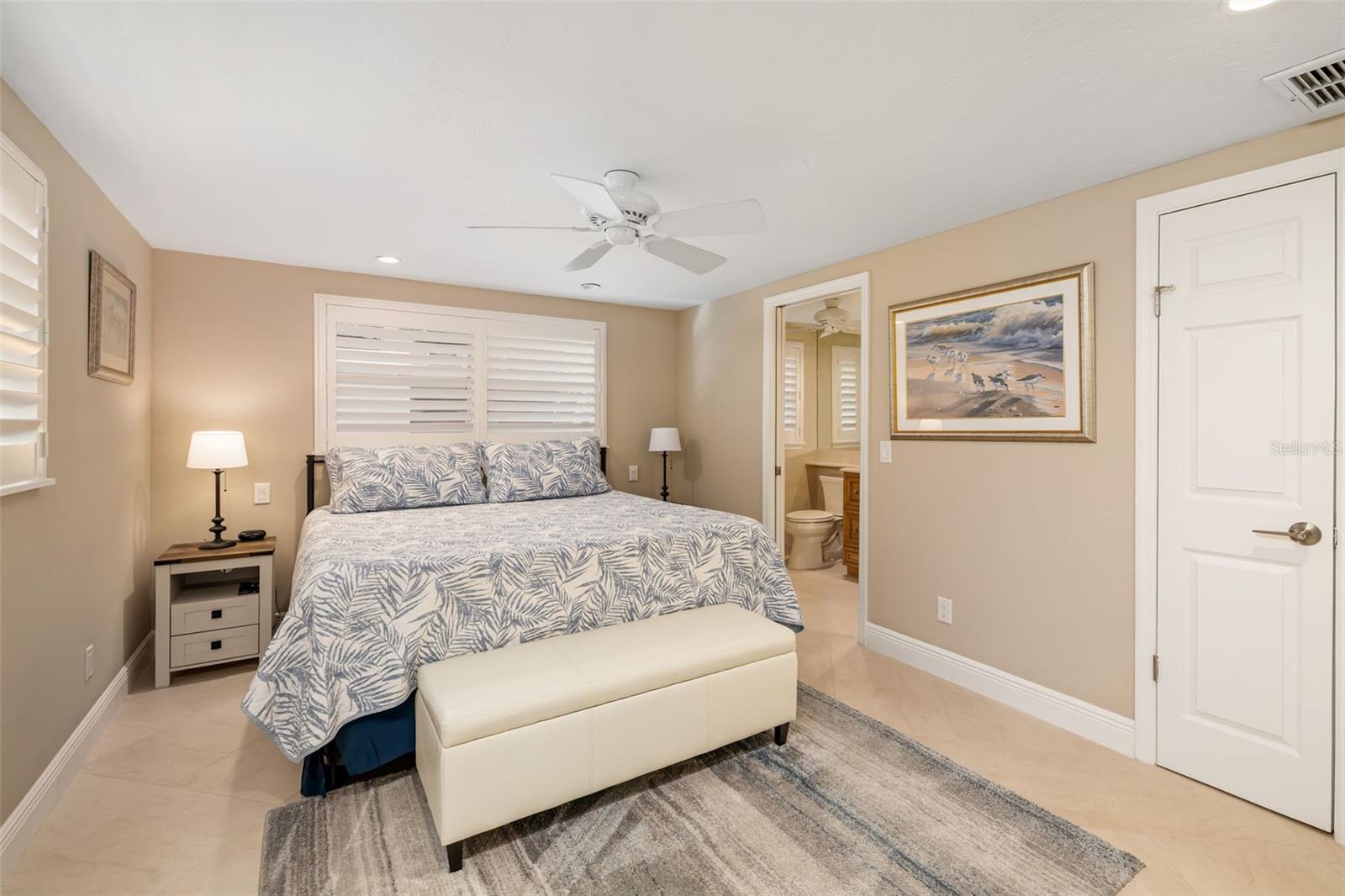 Image 15 of 70 For 6140 Midnight Pass Road A10