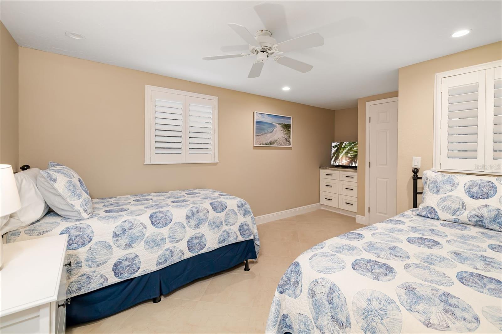 Image 24 of 70 For 6140 Midnight Pass Road A10