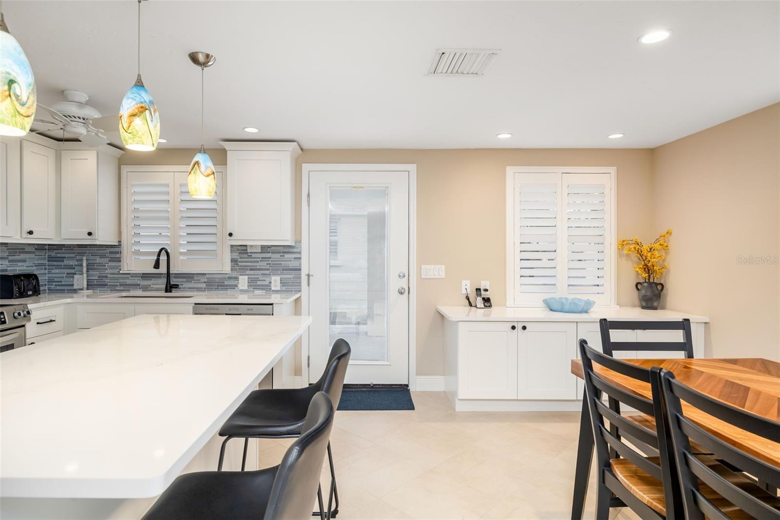 Image 3 of 70 For 6140 Midnight Pass Road A10