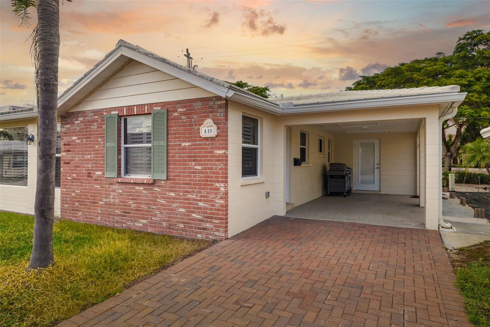 Image 35 of 70 For 6140 Midnight Pass Road A10