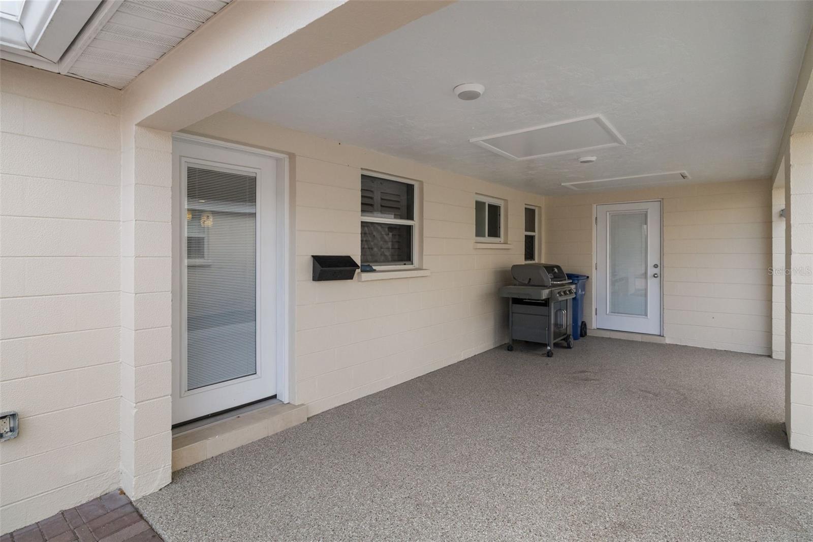 Image 37 of 70 For 6140 Midnight Pass Road A10