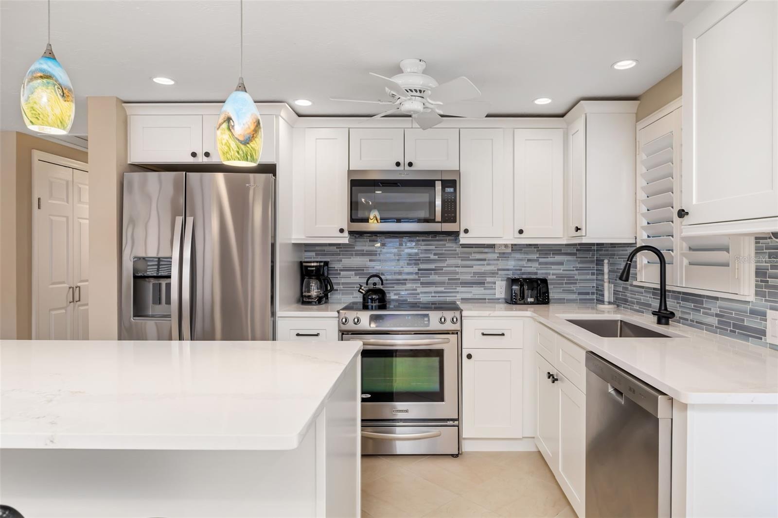 Image 4 of 70 For 6140 Midnight Pass Road A10