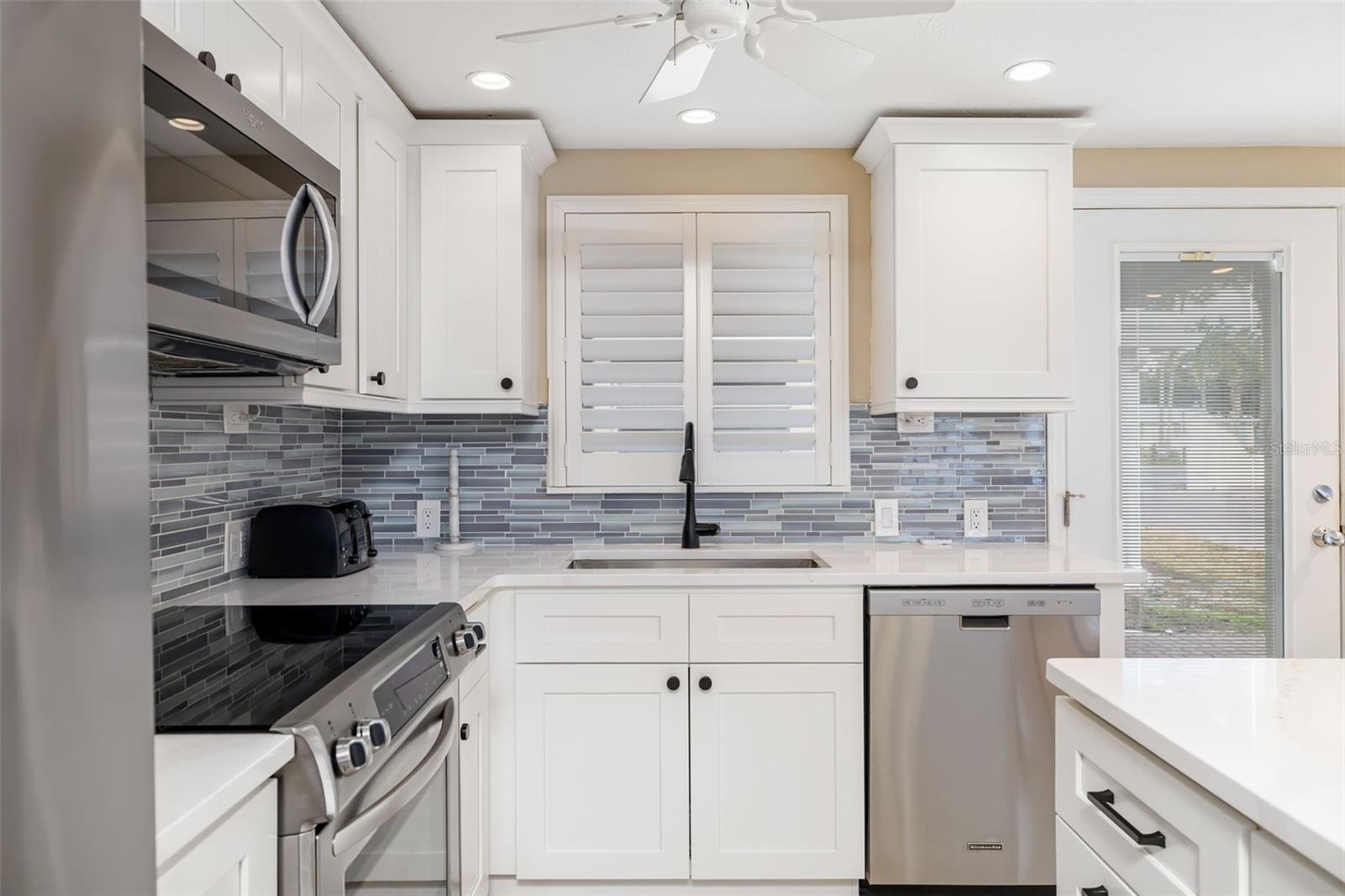 Image 6 of 70 For 6140 Midnight Pass Road A10