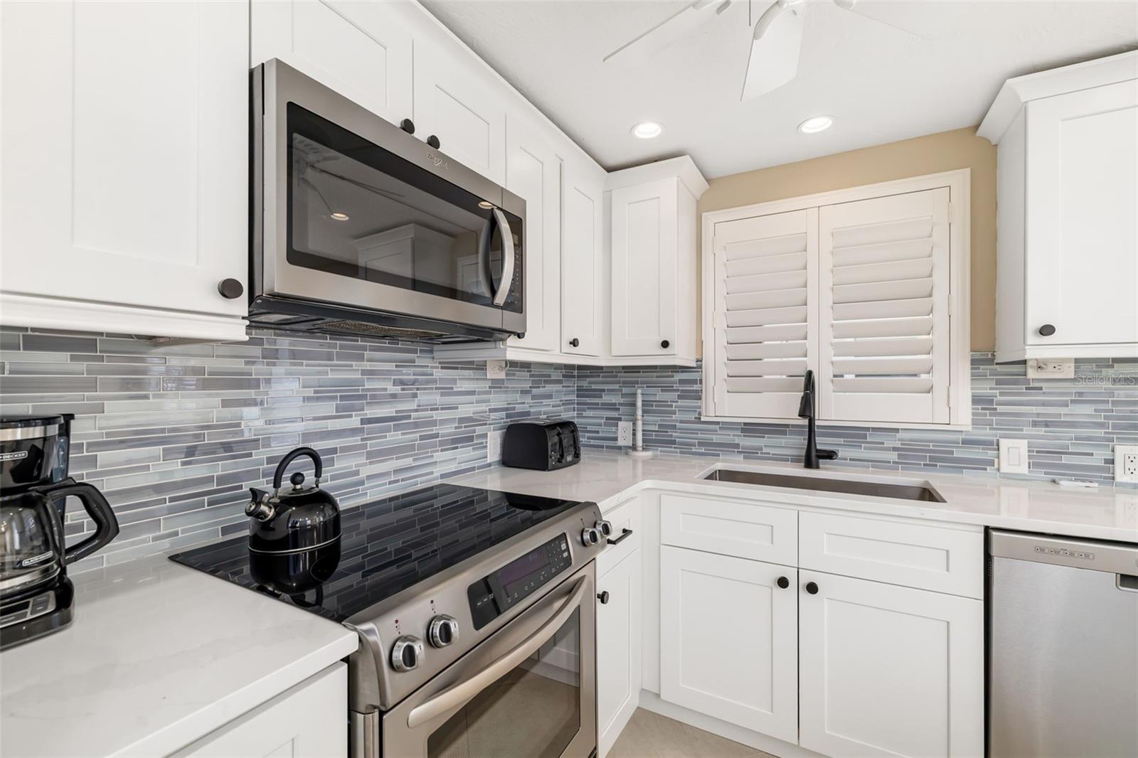 Image 7 of 70 For 6140 Midnight Pass Road A10