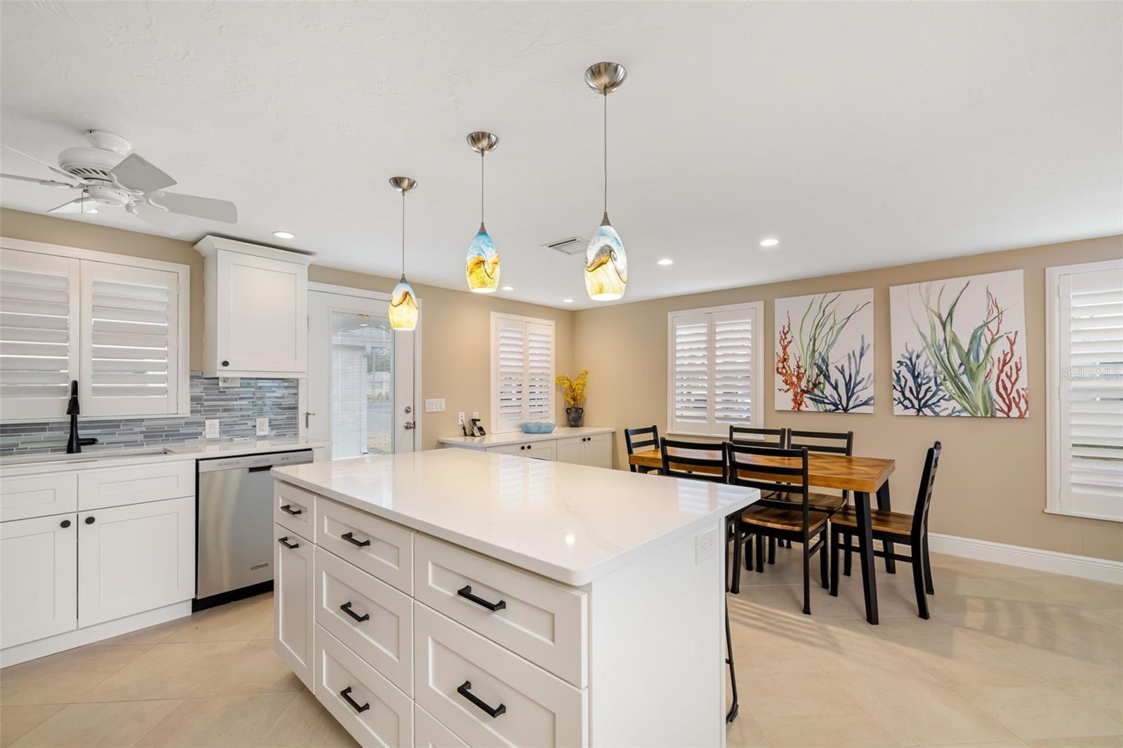 Image 8 of 70 For 6140 Midnight Pass Road A10