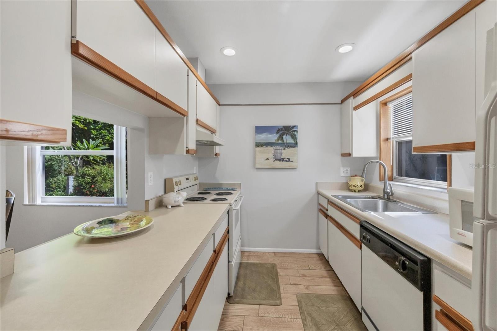 Image 10 of 57 For 4715 Village Gardens Drive 68