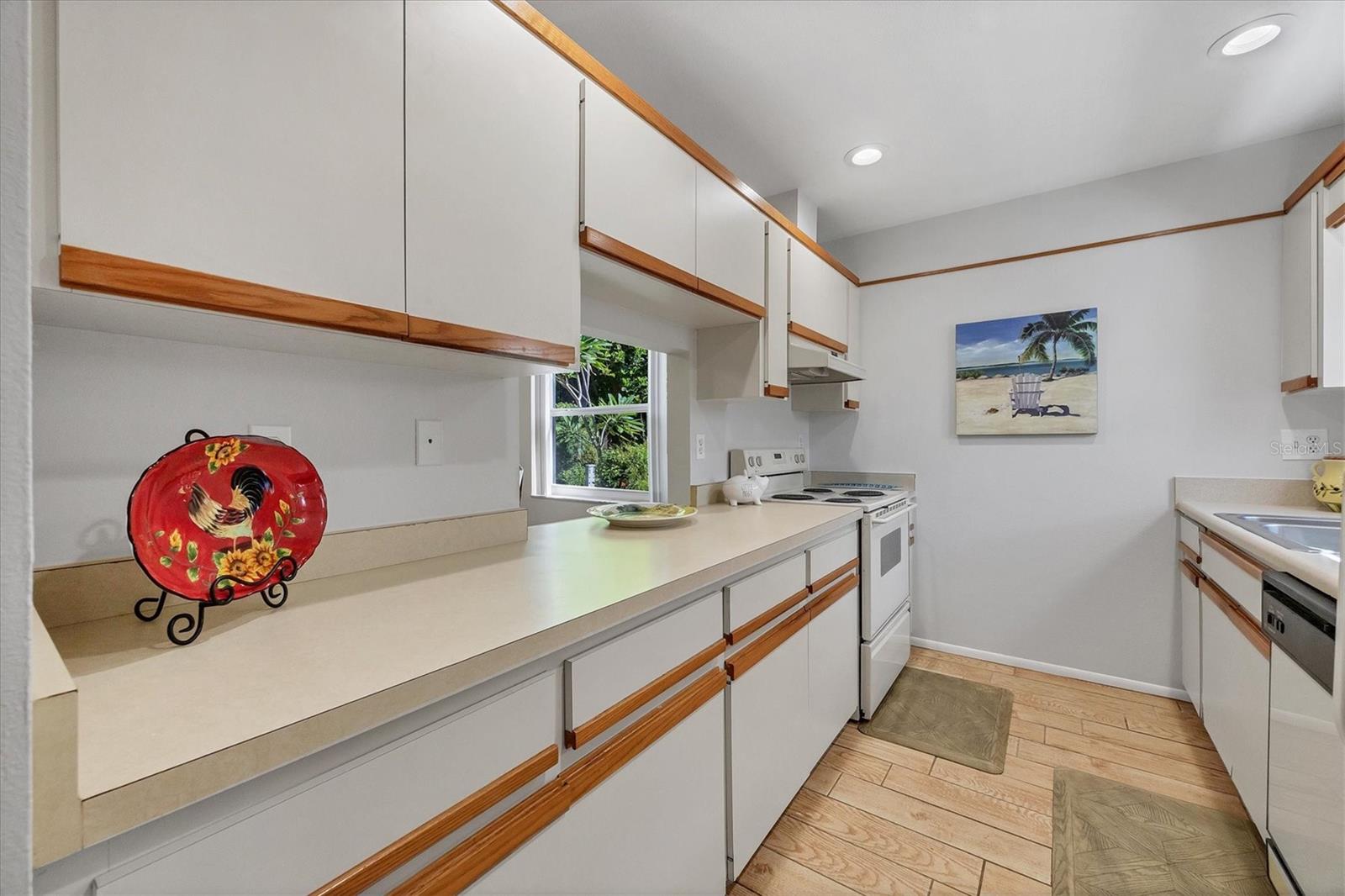 Image 9 of 57 For 4715 Village Gardens Drive 68