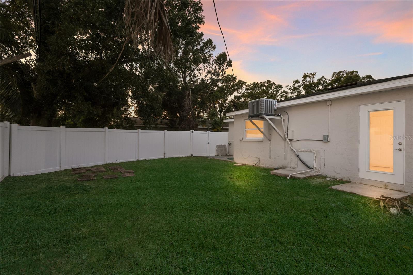 Image 17 of 40 For 1910 New Hampshire Avenue Ne