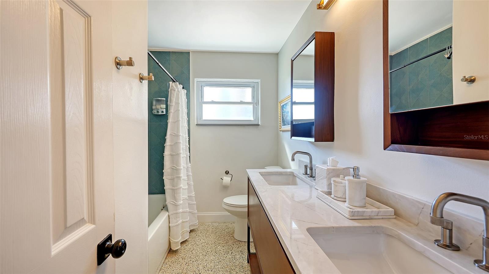 Image 22 of 53 For 2525 Hibiscus Street