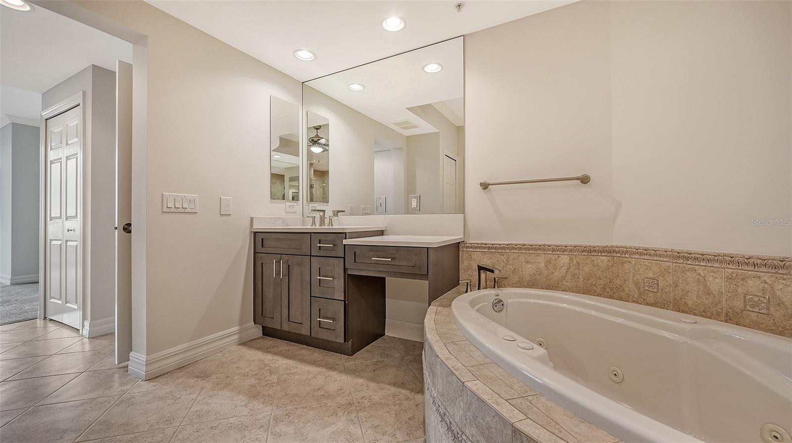 Image 37 of 99 For 401 N Point Road 603