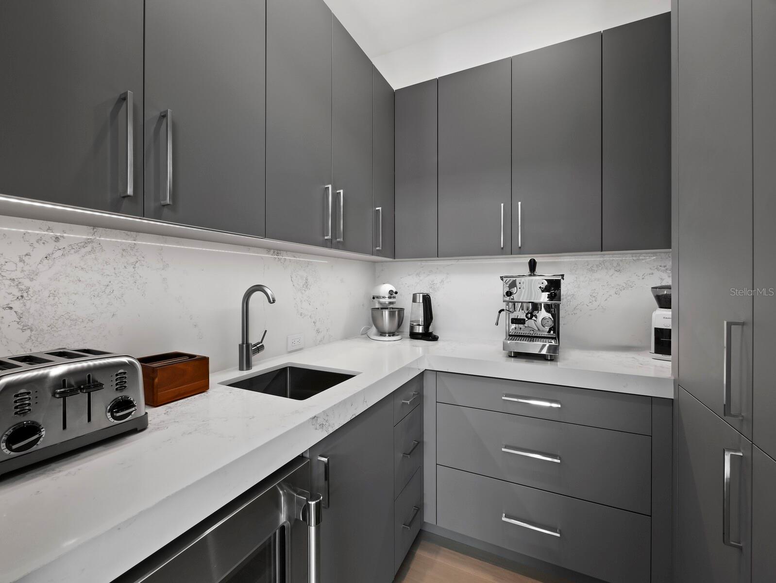 Listing photo id 8 for 656 Owl Drive