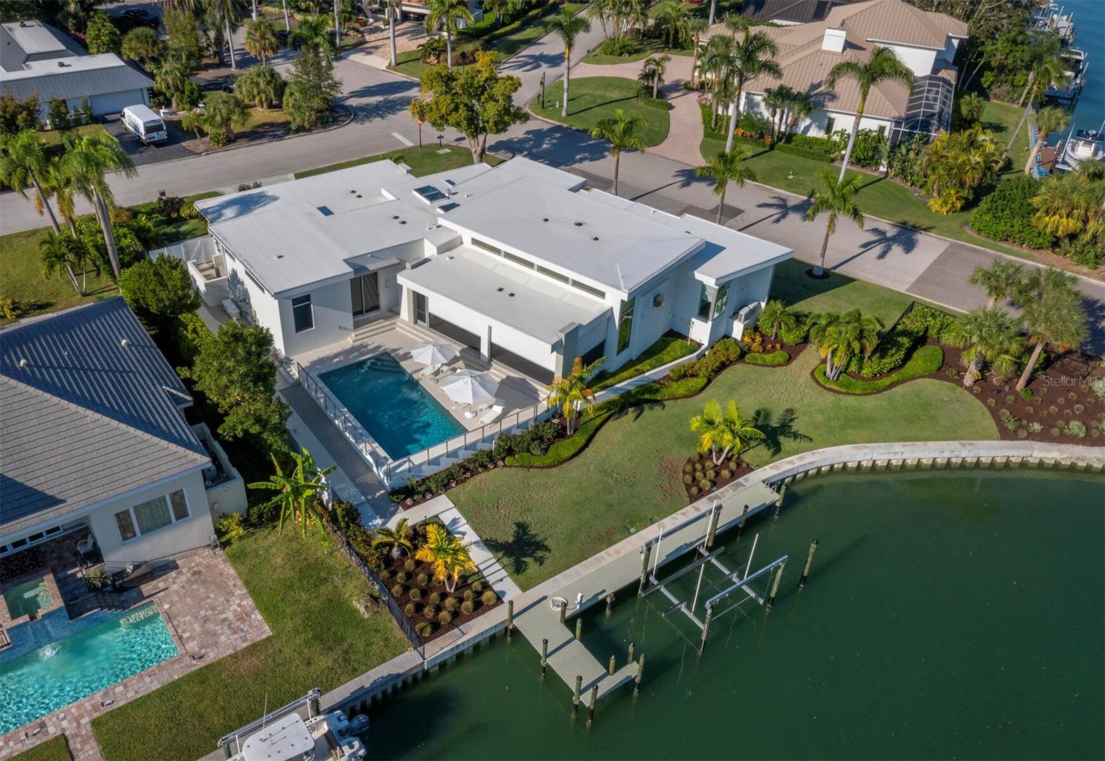 Listing photo id 1 for 656 Owl Drive