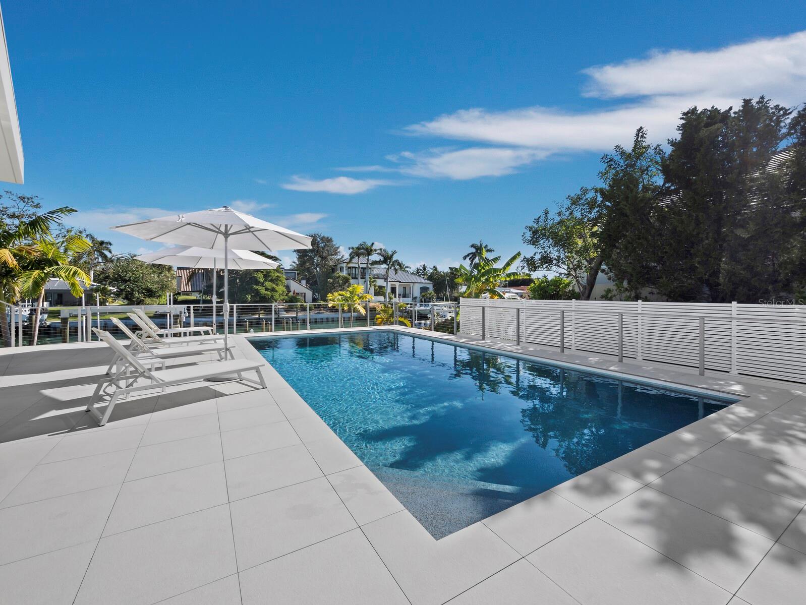 Listing photo id 38 for 656 Owl Drive